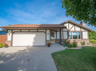 8613 S Wildwood Dr, Oak Creek, WI 53154