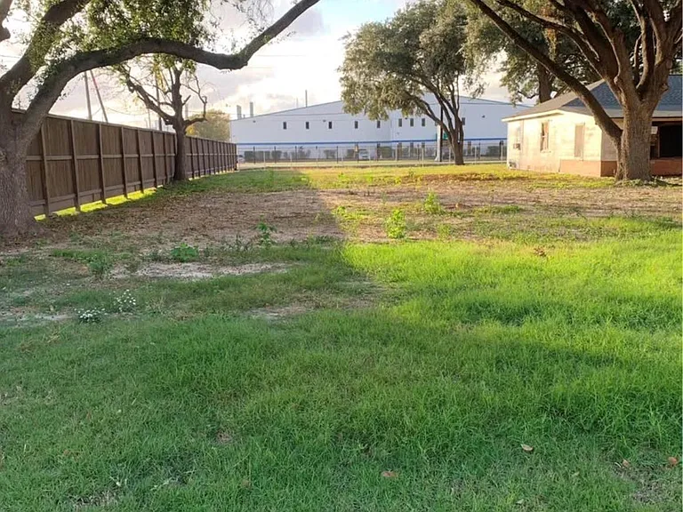 7702 Fairview St — Photo 2