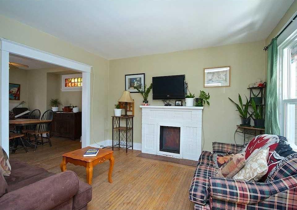 2nd image of 31 Huron St
