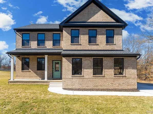 4725 Cornerstone Dr, White Lake, MI 48383