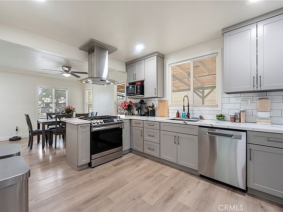 3rd image of 2727 N Sierra Way