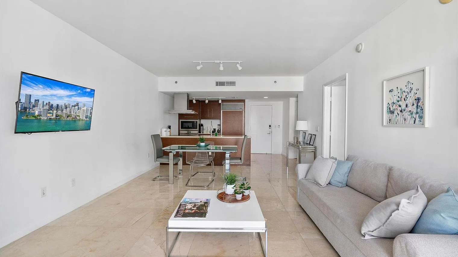 1 bed, 1.0 bath, 839 sqft, $7,318 — Photo 3