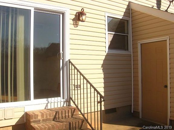 2nd image of 1078 Surry Ln