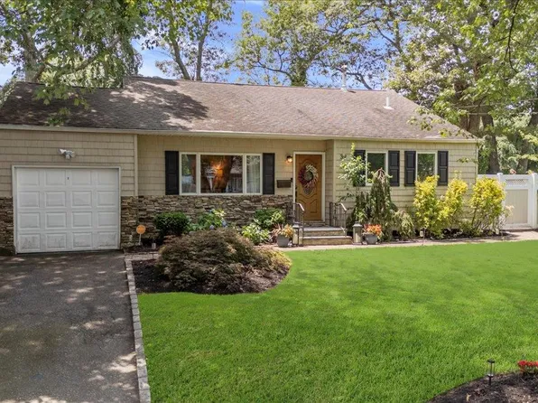 39 Foxwood Drive E, Huntington Station, NY 11746