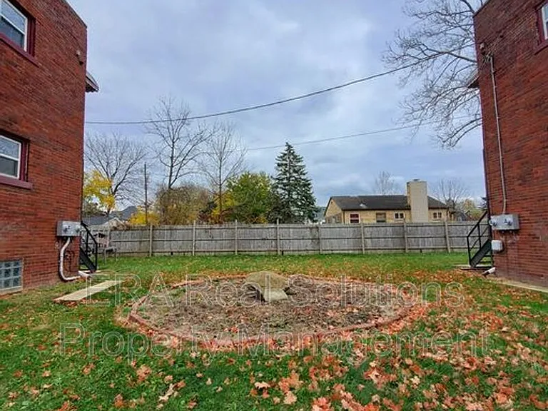 1094 Oakwood Ave — Photo 12