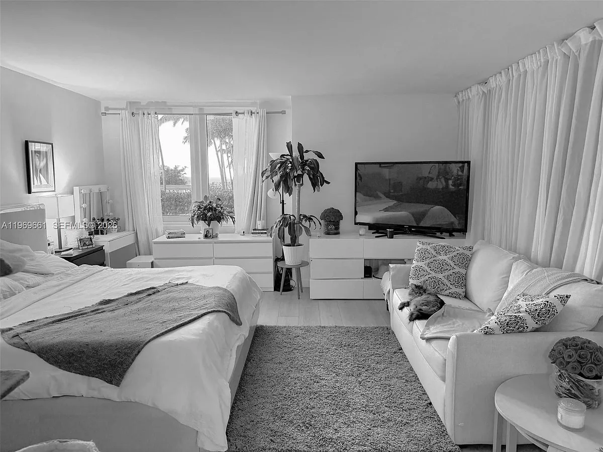 Building Photo - 2301 Collins Ave #423