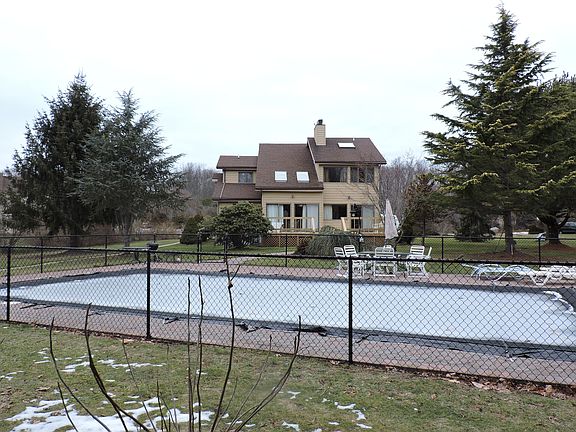 4th image of 17 Hollow Court