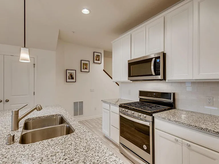 718 Maggie Way — Photo 11
