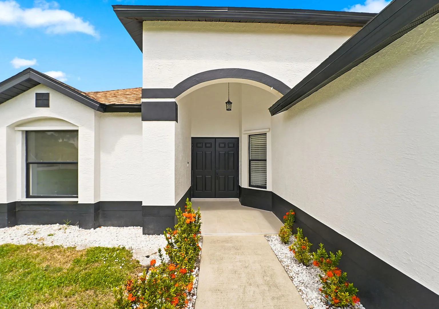 Newly renovated 3-bedroom, 2-bath single-family residence located in the Queens Park community. — Photo 4