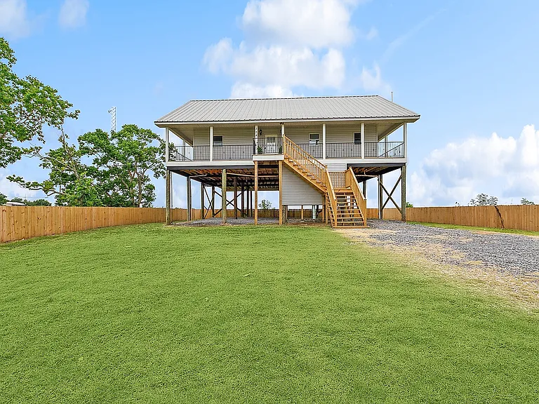 104 Carr Dr — Photo 1
