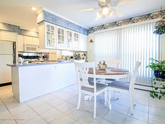 5th image of 308 Curacao St