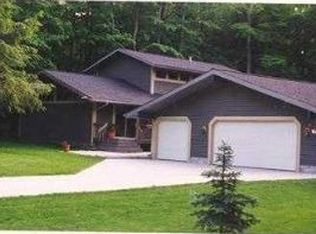 5677 Oaktree Ln, Whitehall, MI 49461