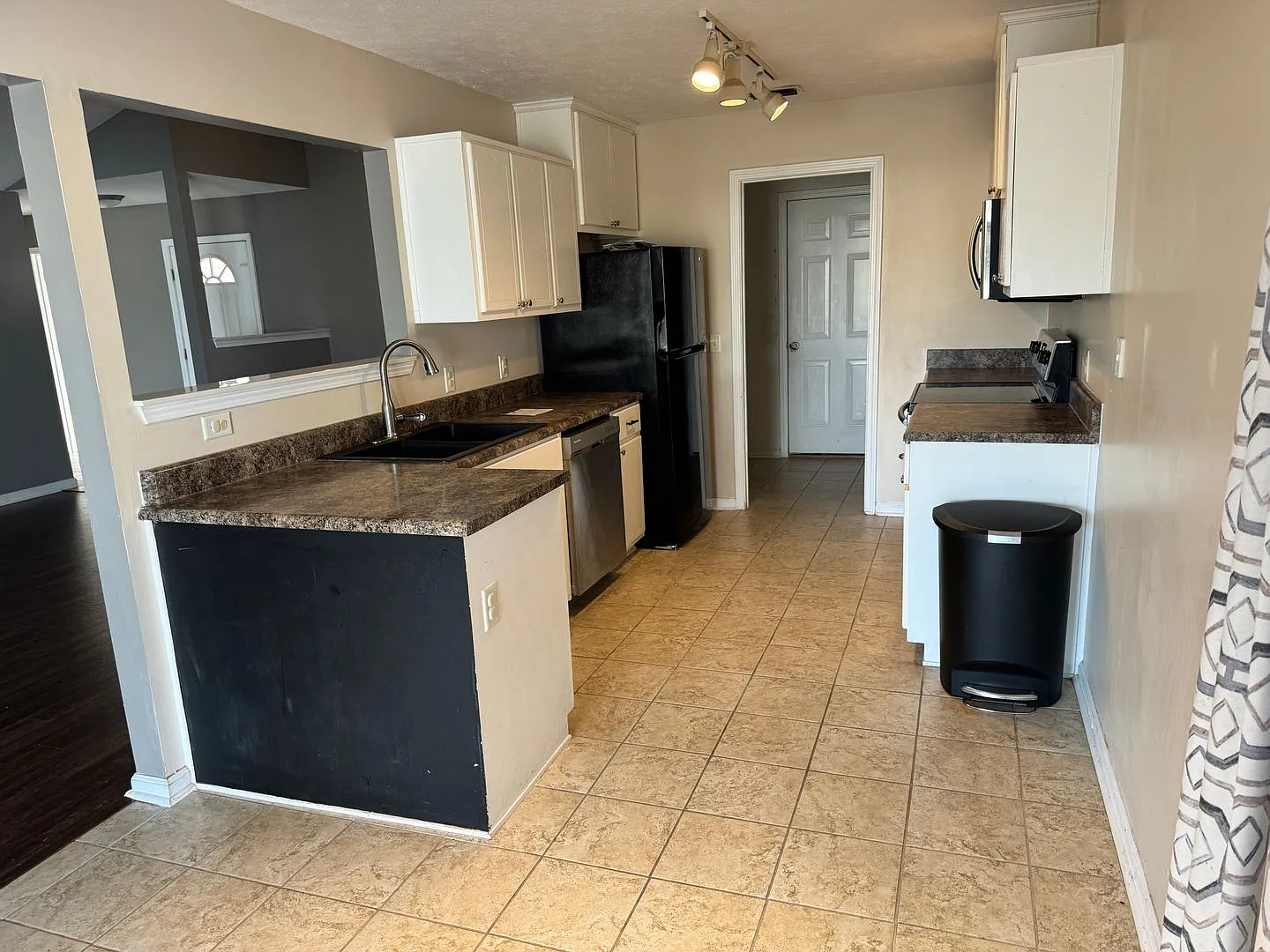 4 Bed 2 Bath — Photo 3
