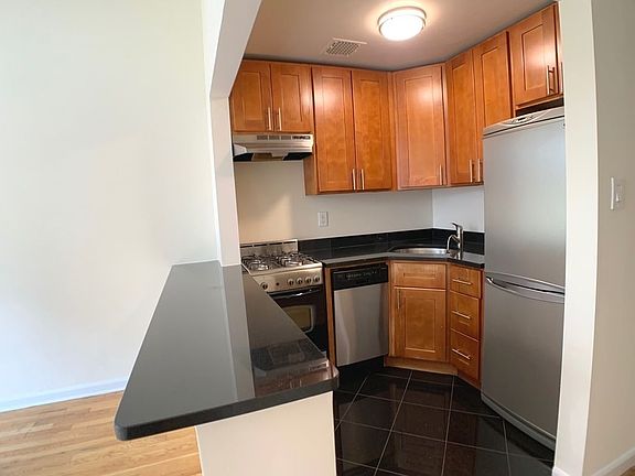 2nd image of 33 W 87th St APT 4