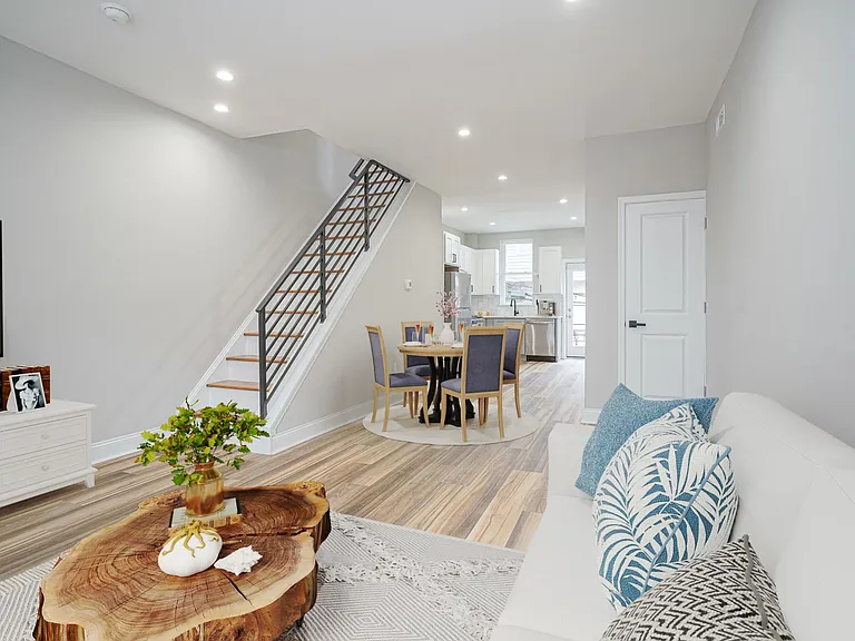 1539 S Wilton St — Photo 1