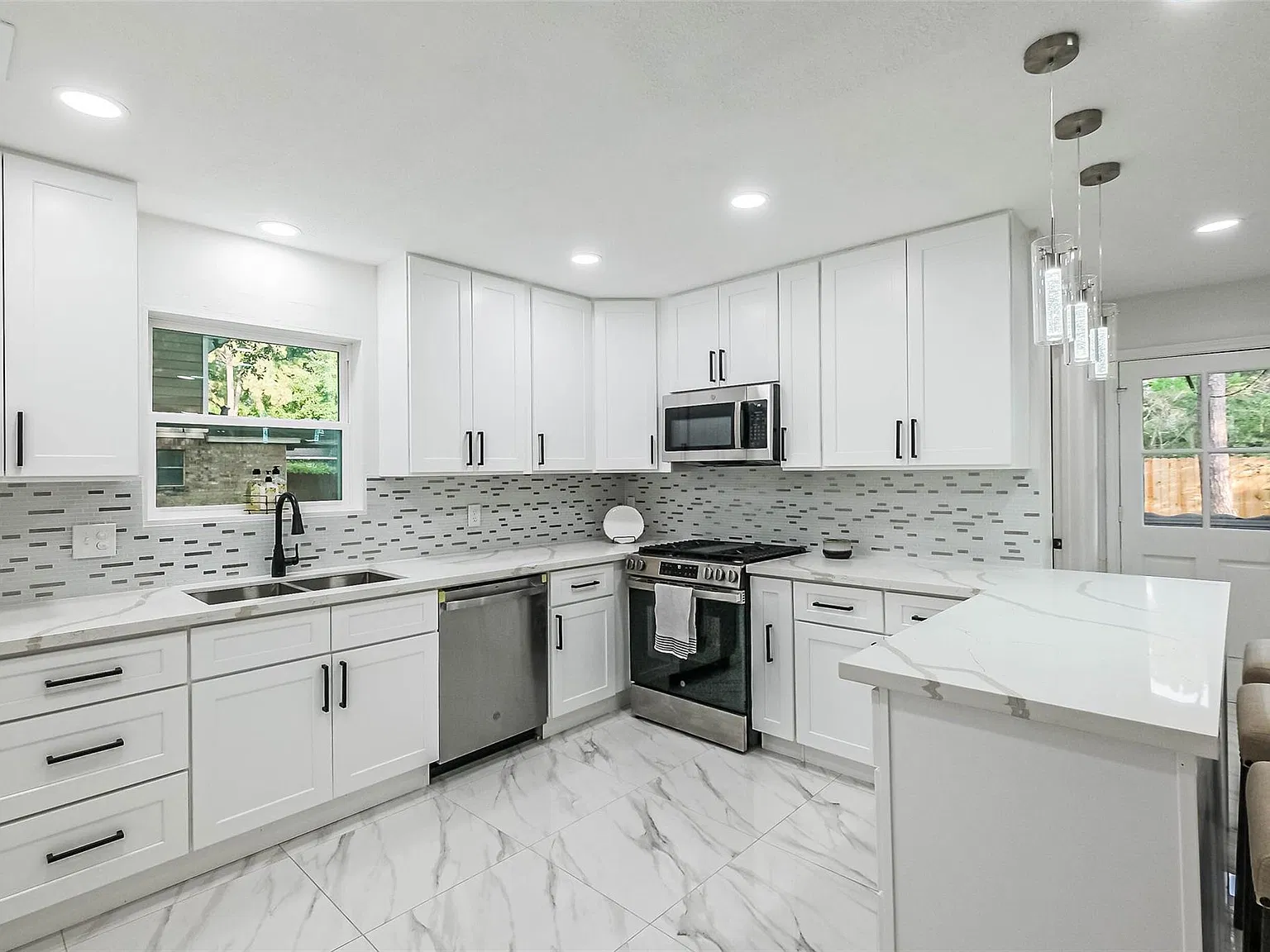 5 bed, 3.5 bath, 2934 sqft, $2,695 — Photo 2