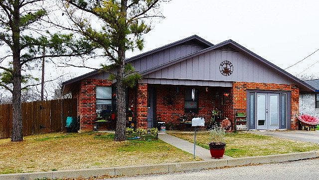 1st image of 202 Green Meadows Ln