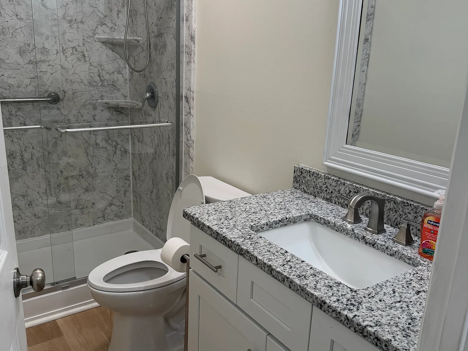 2 bed, 1000 sqft, $1,300 — Photo 2