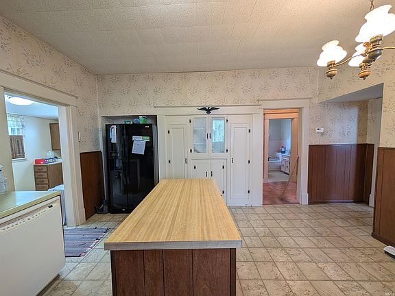 5th image of 915 Prairie St