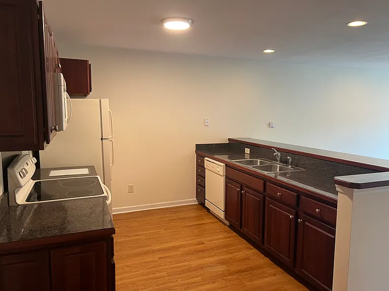 Holly Brook Apartments — Photo 34
