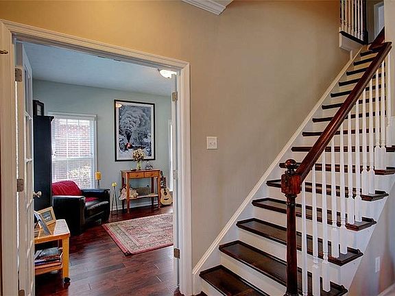 3rd image of 347 Herman Melville Ave