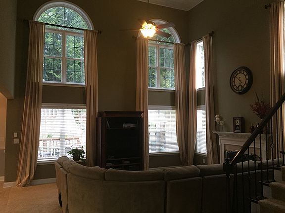 Great room
						:
						Open floor plan - 20 foot ceilings