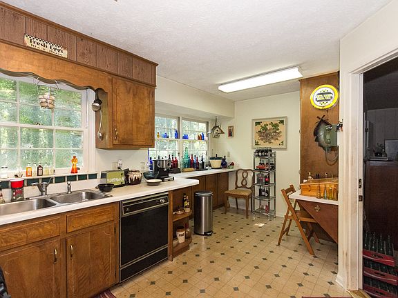 5th image of 365 Crestwood Dr