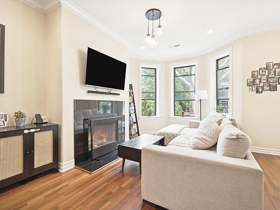 4th image of 832 W Roscoe St APT 2