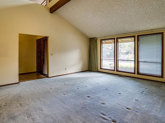 4th image of 2208 SE Park Crest Ave