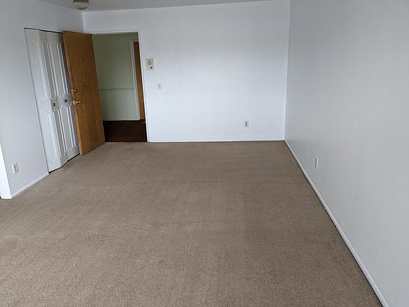 3rd image of 3100 Holiday Dr #6