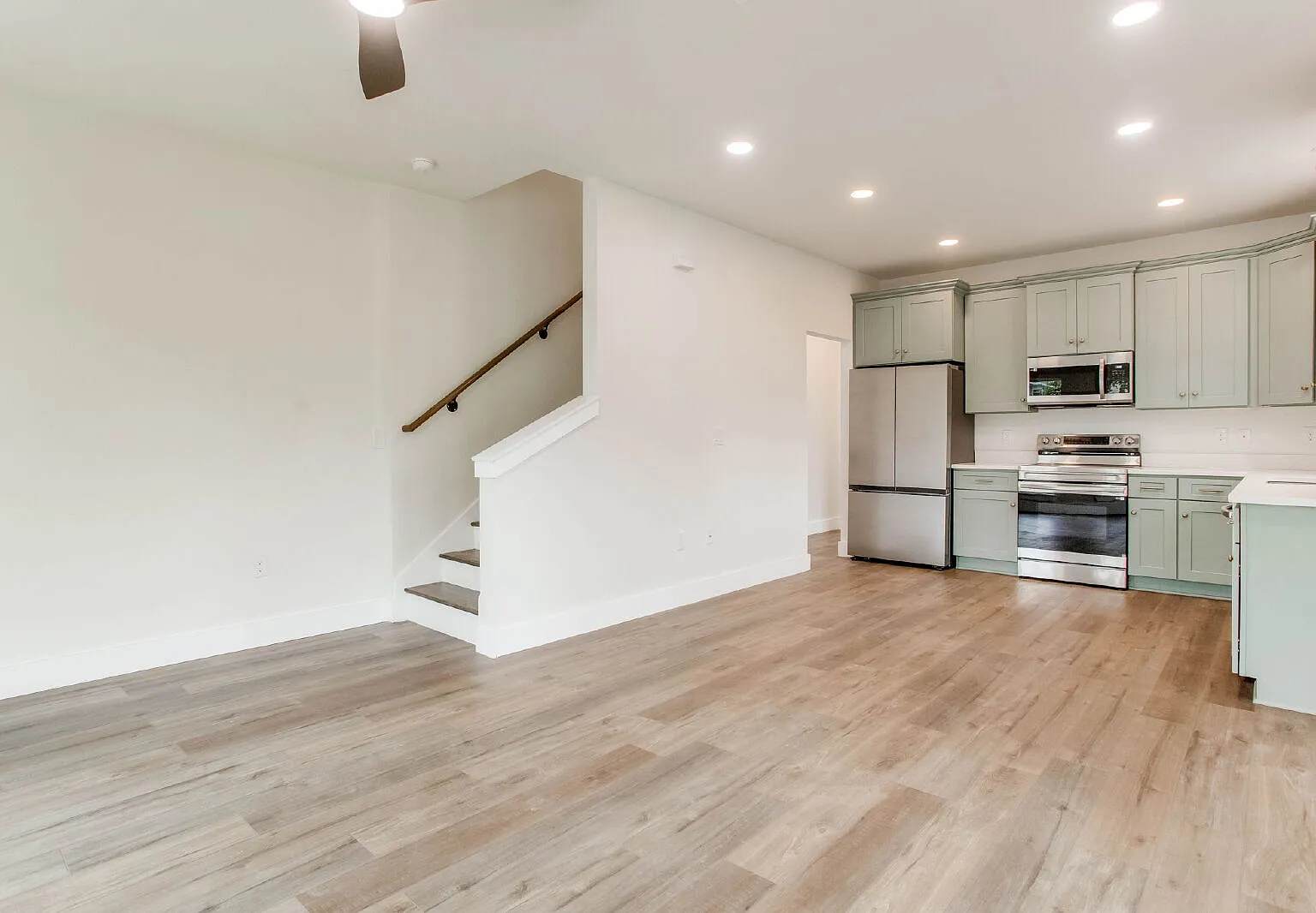 3 bed, 3.0 bath, 1218 sqft, $2,000 — Photo 2