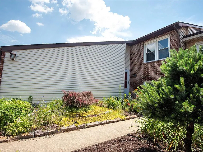8324 Willow Run — Photo 3