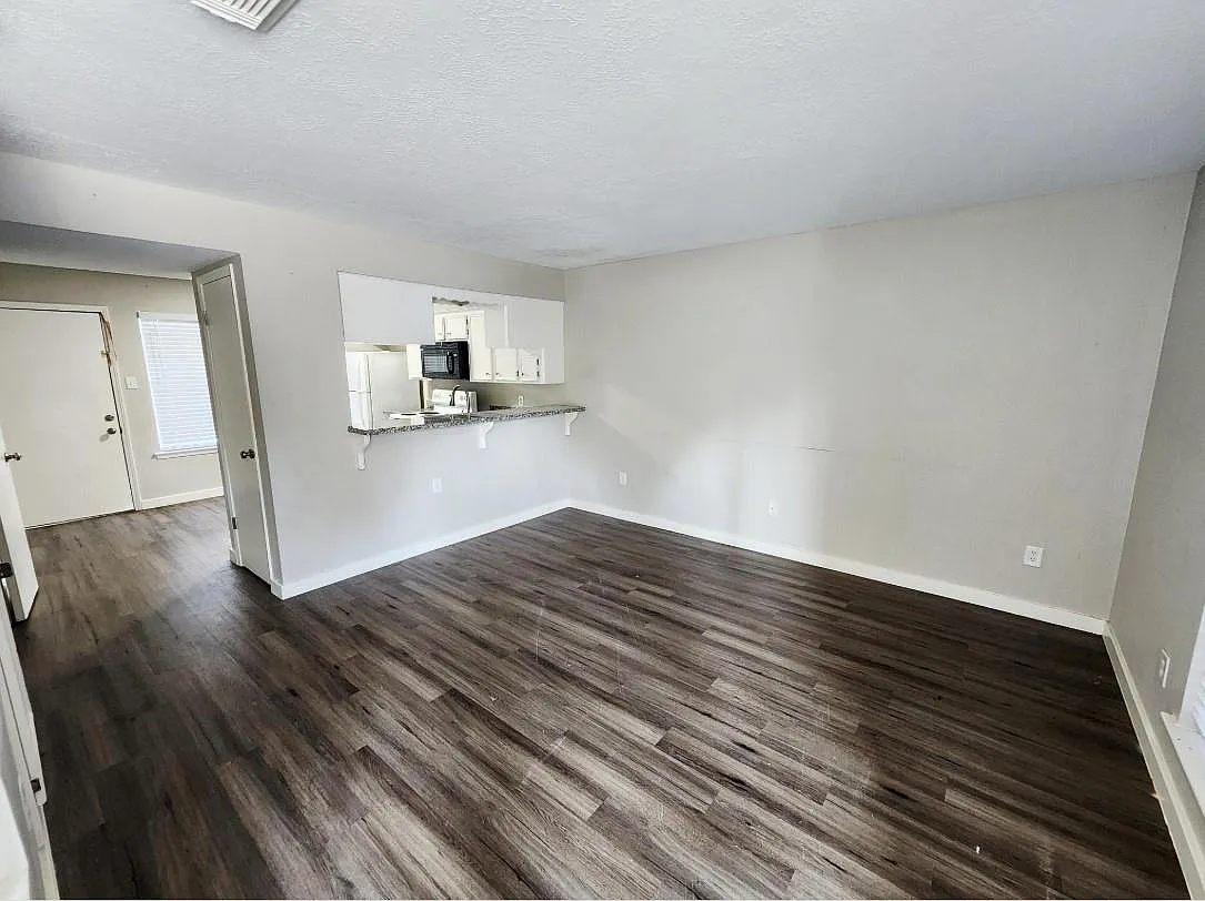2 bed, 1.5 bath, 3905 sqft, $1,249 — Photo 4