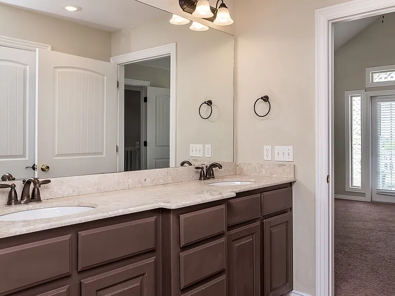 525 N Rupple Rd — Photo 15