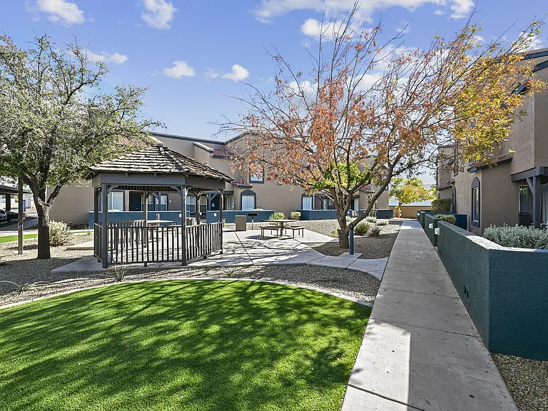Town Square Courtyard Picnic Area (4)