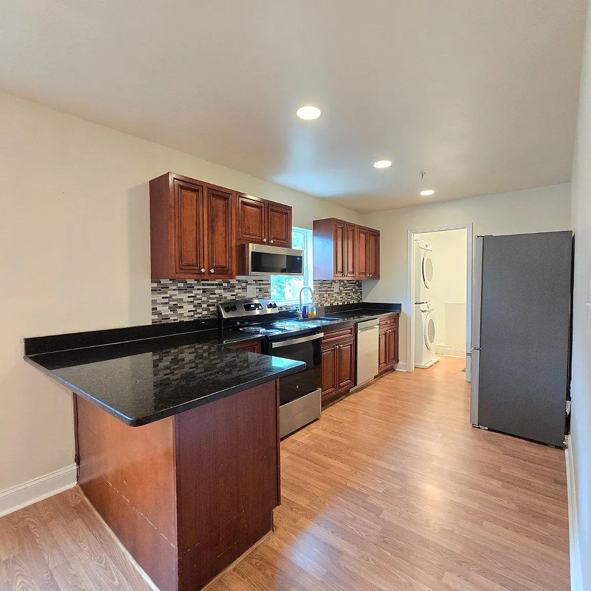 6 bed, 3.0 bath, 1920 sqft, $5,300 — Photo 3
