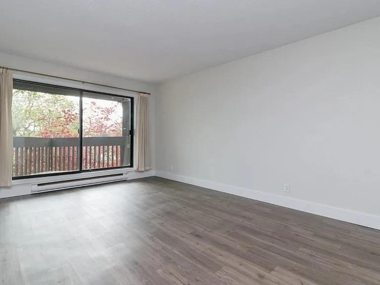 984 McKenzie Ave — Photo 5