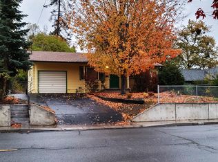 906 NW B St, Grants Pass, OR 97526