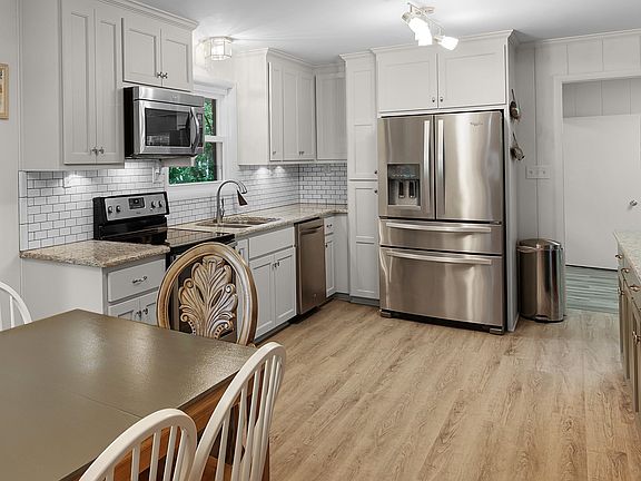 4th image of 321 Lakeview Dr