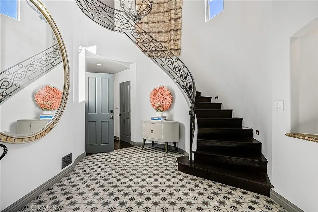 5 bed, 4.5 bath, 3646 sqft, $27,500 — Photo 3