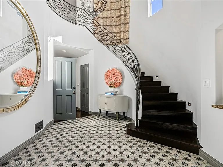 2200 Walnut Ave — Photo 4