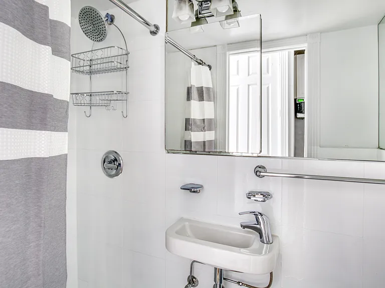 202 E 13th St #2A — Photo 12
