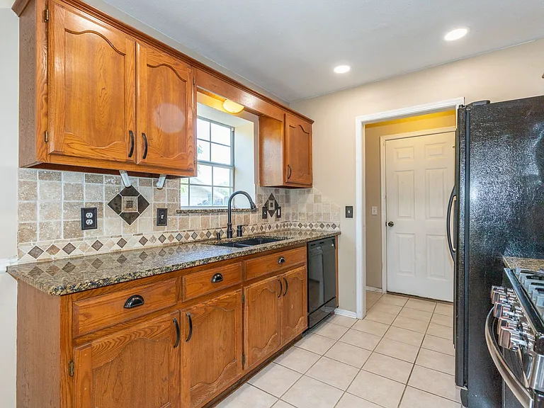 2412 W Natchez St — Photo 14