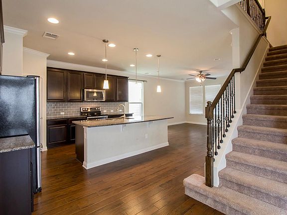 4th image of 1401 Meadowsouth Ln