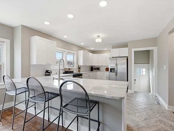 3rd image of 301 Berkley Rd