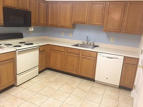 Lots of storage and cooking space in kitchen