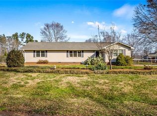 215 Timberland Cir, Wellford, SC 29385