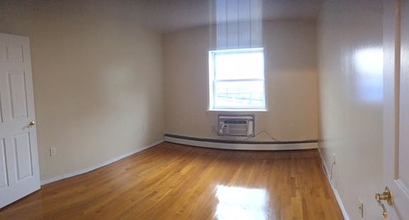 4th image of 13534 Kew Gardens Rd #3