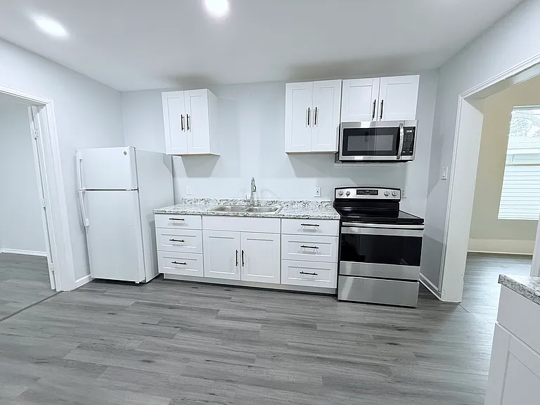 1326 W Sears St — Photo 12