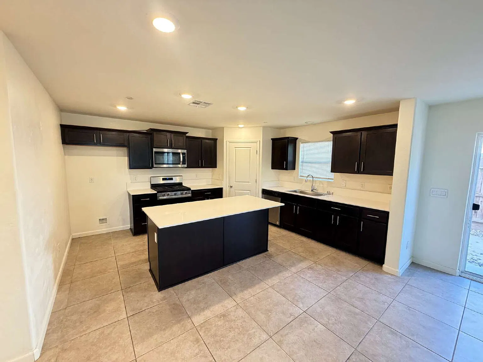 5 bed, 3.5 bath, 2554 sqft, $2,550 — Photo 3